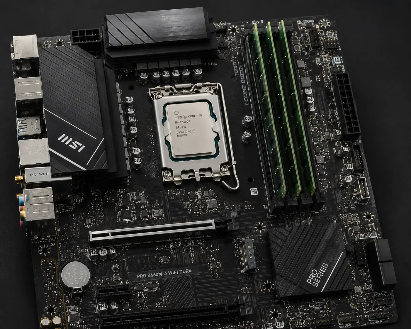 Placa base con CPU instalada y slots de RAM
