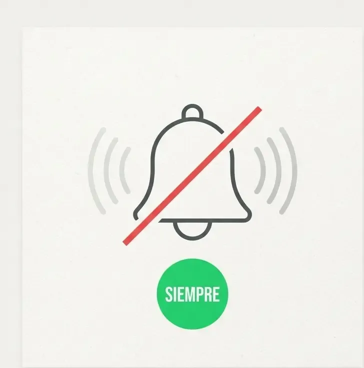 Grupo de WhatsApp silenciado con el icono de campana tachada junto al nombre del chat